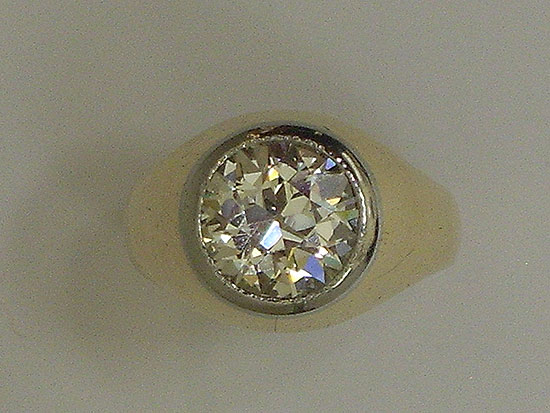 18K Gold & Round Brilliant Diamond Ring